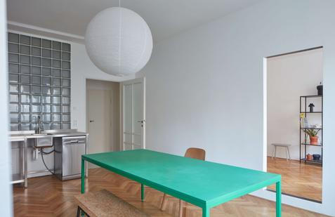 Nemusíte bourat ani utrácet miliony, abyste získali kvalitní bydlení. Aspoň to totiž ukazuje citlivá rekonstrukce bytu na pražské Letné. 