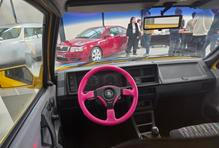 Ke žluté karoserii patří růžový volant. Mimochodem druhý prototyp Funu měl naopak růžové lakování.