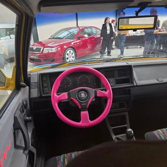 Ke žluté karoserii patří růžový volant. Mimochodem druhý prototyp Funu měl naopak růžové lakování.