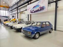 Druhý funkční vzorek prototypu Škody Favorit vévodí části expozice věnované právě tomuto modelu. Zvládl přes 90 tisíc kilometrů. Auta pak doplňují i zvětšené skici některých modelů.