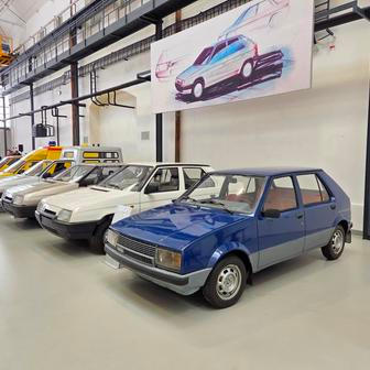 Druhý funkční vzorek prototypu Škody Favorit vévodí části expozice věnované právě tomuto modelu. Zvládl přes 90 tisíc kilometrů. Auta pak doplňují i zvětšené skici některých modelů.