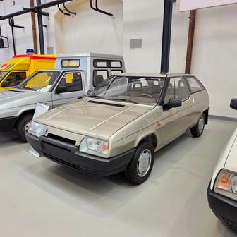 Bertoneho návrh Favoritu s karoserií kupé později převedli do reality až v Československu. Vznikl jediný kus, podobnou boční linku kolem oken italský designér později použil u některých citroënů.