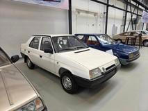 Možná trochu větší šanci na výrobu než kupé měl sedan. Náběh se zvažoval v roce 1990. Ani v tomto případě se ale český zájemce nedočkal.