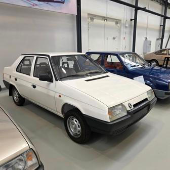 Možná trochu větší šanci na výrobu než kupé měl sedan. Náběh se zvažoval v roce 1990. Ani v tomto případě se ale český zájemce nedočkal.