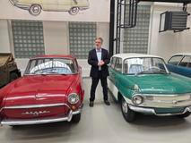 Vedoucí renovátorských dílen ve Škoda Muzeu Michal Velebný popisuje jednotlivé exponáty v depozitáři. Tady konkrétně červený prototyp kombi Škoda 990 z roku 1963 a prototyp 988 z roku 1958, který později vedl k sériové 1000 MB.