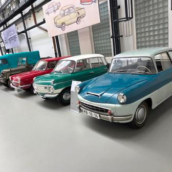 Předobrazem embéčka byl i prototyp 976 s karoserií Karosa. Vznikl v roce 1956 a měl pohon předních kol s motorem vpředu.