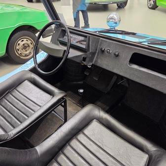 Pohled na palubní desku typu 736 Buggy z roku 1975, jehož design také navrhl Josef Čech a inspiroval se u amerických plážových bugin. Karoserii tehdy vyrobilo odborné učiliště, jde tak o jakéhosi předchůdce dnešních studentských škodovek, do výroby ale bugina i přes snahu tvůrců nepronikla. Vzniklo několik kusů. 