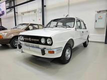 Také u řady 742, tedy 105/120, Škoda experimentovala s různými typy uspořádání pohonu. Bílá 742 P má motor a převodovku umístěné podélně vpředu a k tomu i pohon předních kol. 