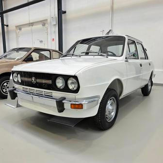 Také u řady 742, tedy 105/120, Škoda experimentovala s různými typy uspořádání pohonu. Bílá 742 P má motor a převodovku umístěné podélně vpředu a k tomu i pohon předních kol. 