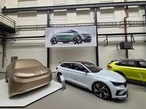 Celá expozice je zakončená jednou ze skulptur, kterou Škoda ukázala v roce 2023. Představuje budoucí malé elektrické SUV Epiq.