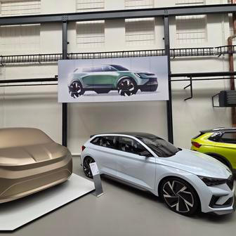 Celá expozice je zakončená jednou ze skulptur, kterou Škoda ukázala v roce 2023. Představuje budoucí malé elektrické SUV Epiq.