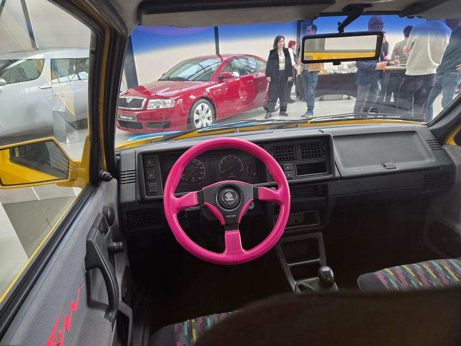 Ke žluté karoserii patří růžový volant. Mimochodem druhý prototyp Funu měl naopak růžové lakování.