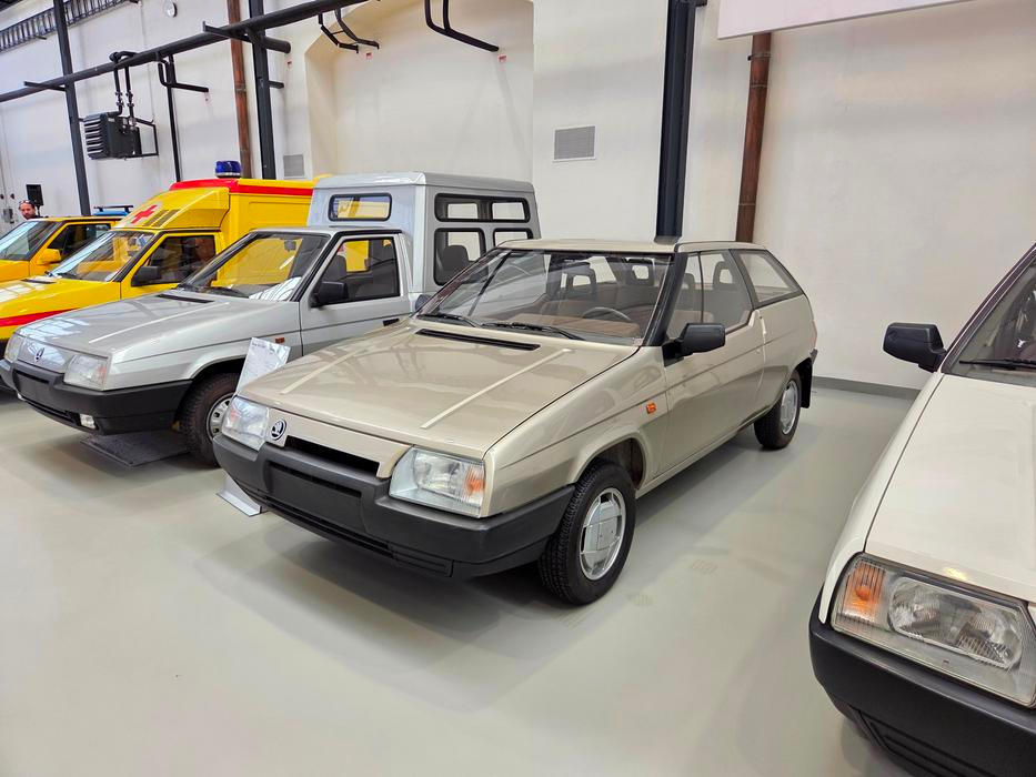 Bertoneho návrh Favoritu s karoserií kupé později převedli do reality až v Československu. Vznikl jediný kus, podobnou boční linku kolem oken italský designér později použil u některých citroënů.