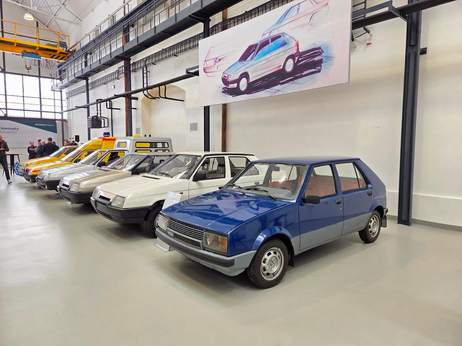 Druhý funkční vzorek prototypu Škody Favorit vévodí části expozice věnované právě tomuto modelu. Zvládl přes 90 tisíc kilometrů. Auta pak doplňují i zvětšené skici některých modelů.
