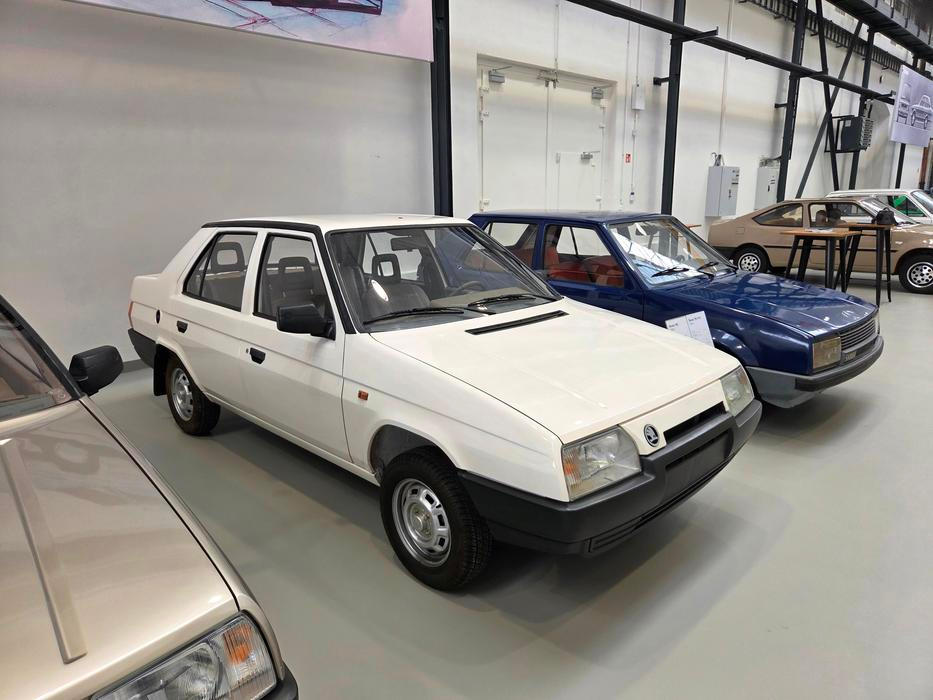 Možná trochu větší šanci na výrobu než kupé měl sedan. Náběh se zvažoval v roce 1990. Ani v tomto případě se ale český zájemce nedočkal.