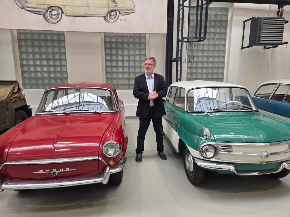 Vedoucí renovátorských dílen ve Škoda Muzeu Michal Velebný popisuje jednotlivé exponáty v depozitáři. Tady konkrétně červený prototyp kombi Škoda 990 z roku 1963 a prototyp 988 z roku 1958, který později vedl k sériové 1000 MB.