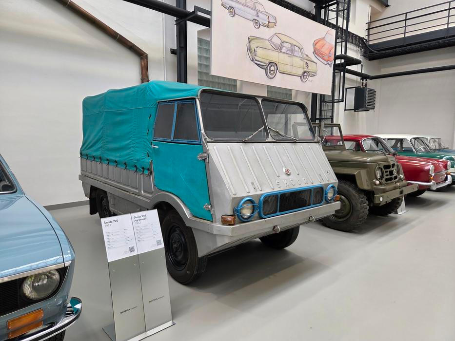 Škoda 998 Agromobil a vedle něj 973 Babeta. Dva prototypy terénních aut mimo jiné i pro armádu, které měly výborné výsledky testů. Nakonec se ale nevyráběly. Oba typy se sešly ve filmu Kdyby tisíc klarinetů. Agromobil byl také snahou najít nové vytížení závodu ČZ Strakonice, kde počátkem 60. let končila výroba motorek.