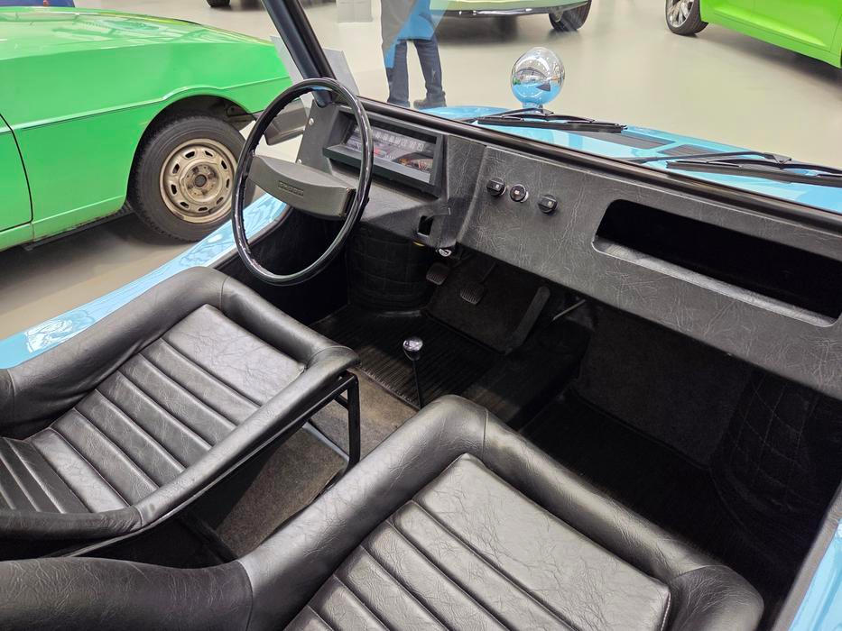 Pohled na palubní desku typu 736 Buggy z roku 1975, jehož design také navrhl Josef Čech a inspiroval se u amerických plážových bugin. Karoserii tehdy vyrobilo odborné učiliště, jde tak o jakéhosi předchůdce dnešních studentských škodovek, do výroby ale bugina i přes snahu tvůrců nepronikla. Vzniklo několik kusů. 