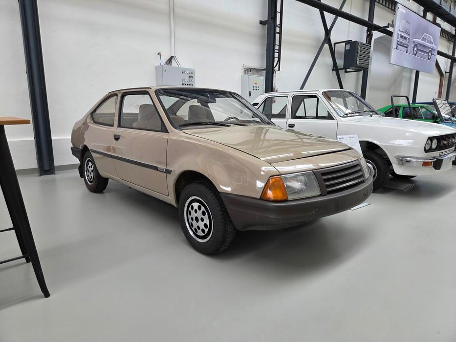 Hodně nevšedně působí Škoda 748. Projekt si vzal upravenou karoserii Garde, ale technika pocházela ze 130 RS. Tehdy se hledal nástupce pro základ právě soutěžní 130 RS. Nakonec padlo rozhodnutí, že příští závodní škodovka bude mít geny běžných sedanů řady 742.