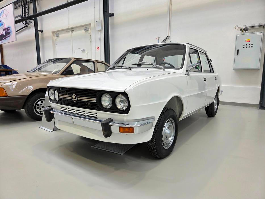 Také u řady 742, tedy 105/120, Škoda experimentovala s různými typy uspořádání pohonu. Bílá 742 P má motor a převodovku umístěné podélně vpředu a k tomu i pohon předních kol. 