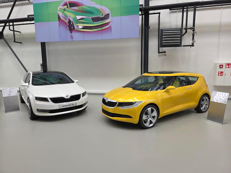 Bílý Vision D byl v roce 2011 prvním konceptem, kterým se uvedl Jozef Kabaň. Inspiroval pozdější Octavii i Rapid. To Joyster z roku 2006 ukazuje, jak velmi nadčasový tento malý hatchback pro mladé byl. Michal Velebný poukazuje, že některé podobné prvky se na sériových autech jiných značek objevují až dnes.