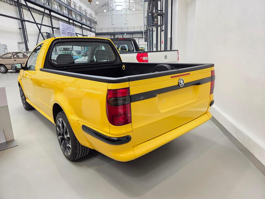 Jak správně poznáváte, zadní část pochází z Felicie. Pod kapotou je turbodiesel 1.9 TDI se 74 kW a ještě loni tento žlutý vůz automobilce sloužil.