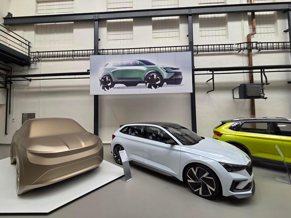 Celá expozice je zakončená jednou ze skulptur, kterou Škoda ukázala v roce 2023. Představuje budoucí malé elektrické SUV Epiq.