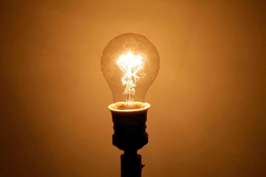 Jezděte pomaleji, nelezte do letadel: IEA radí, jak zvládnout energetickou krizi