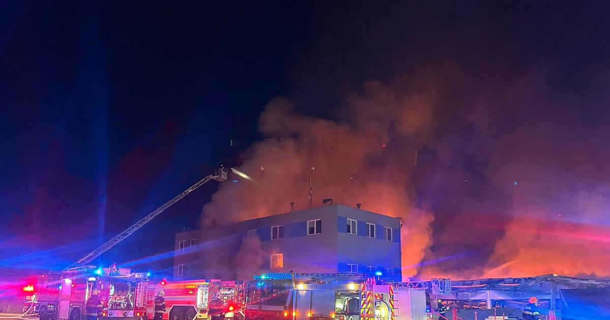 „Výrobní centrum izraelských zbraní." K útoku v Pardubicích se hlásí podzemní skupina