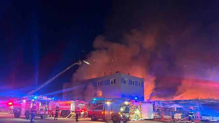 Požár haly v Pardubicích. Zdroj: Earthquake Faction.