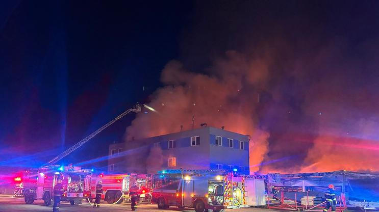 Požár haly v Pardubicích. Zdroj: Earthquake Faction.