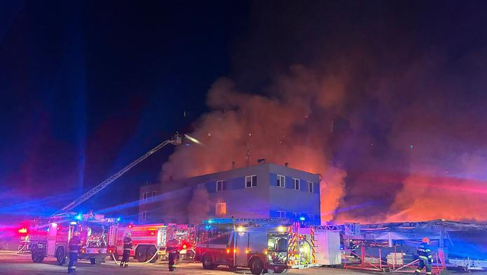 Požár haly v Pardubicích.