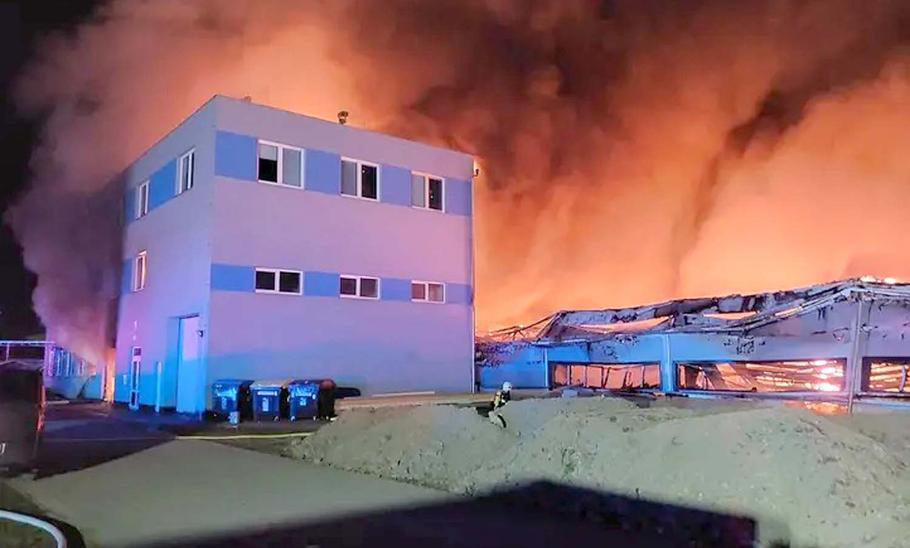 Požár haly Elbit v Pardubicích.