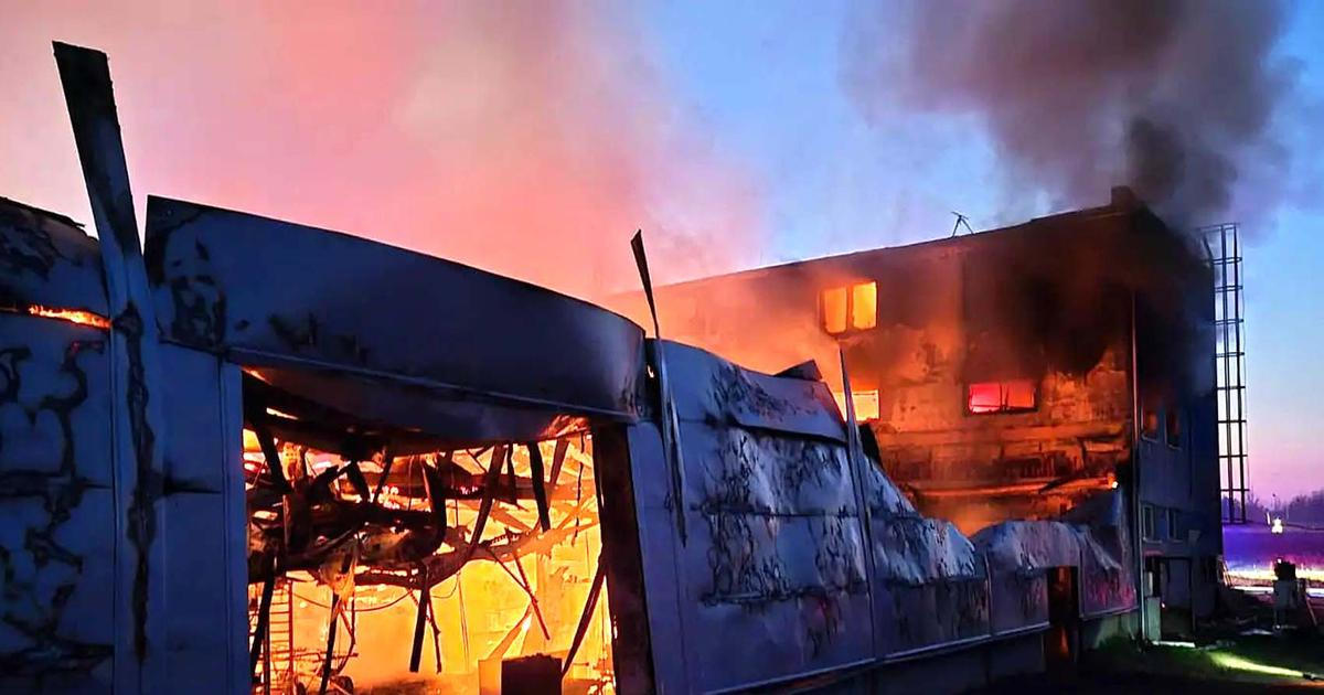 „Přispějte nám na další úder,“ žádá skupina, která má stát za požárem haly v Pardubicích