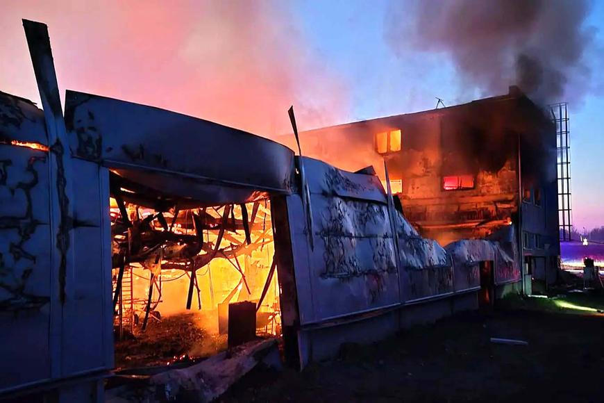 "Přispějte nám na další úder," žádá skupina, která má stát za požárem haly v Pardubicích