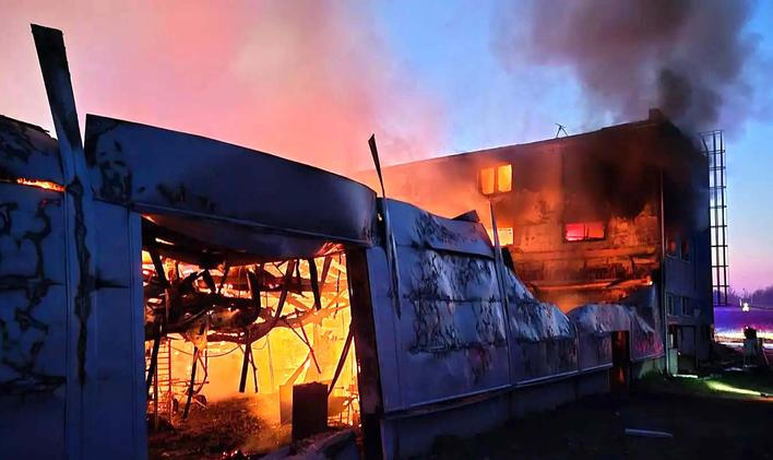 Požár haly firmy Archer-LPP v Pardubicích.