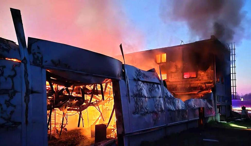 Požár haly firmy Archer-LPP v Pardubicích.