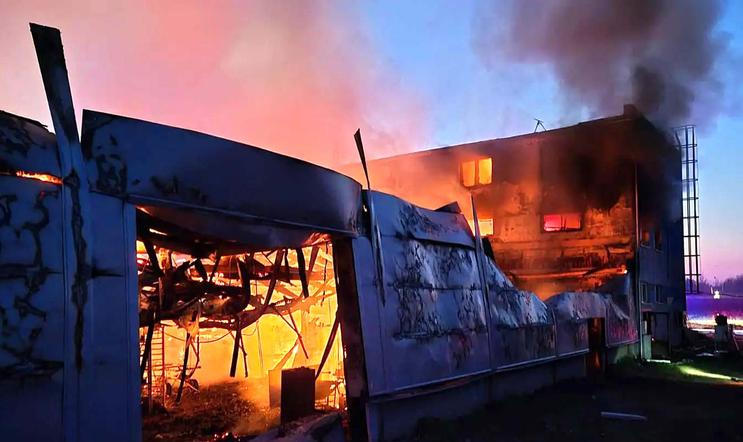 Požár haly firmy Archer-LPP v Pardubicích.