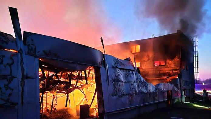 Požár haly Elbit v Pardubicích.