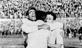 Zlatou Niké, jak se trofeji brzy začalo říkat, jako první získali v roce 1930 Uruguayci, kteří pořádali vůbec první “mundial” v historii a ve finále porazili Argentinu 4:2. Čechoslováci se tohoto turnaje nezúčastnili.