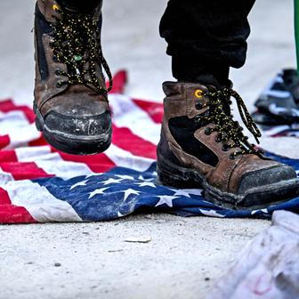 Škoda tyhle fotky minout: hravá Lilly, neposlušná vlečka nebo skutečný Matrix