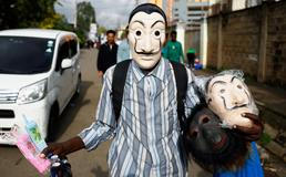 Škoda tyhle fotky minout: hravá Lilly, neposlušná vlečka nebo skutečný Matrix