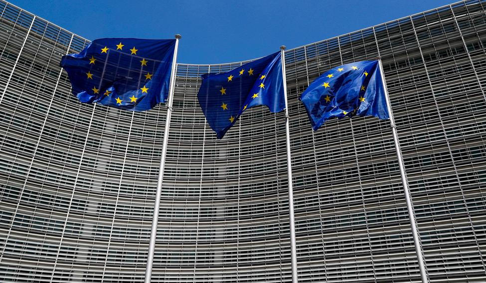 ARCHIVNÍ FOTO: Vlajky Evropské unie vlají před sídlem Evropské komise v Bruselu