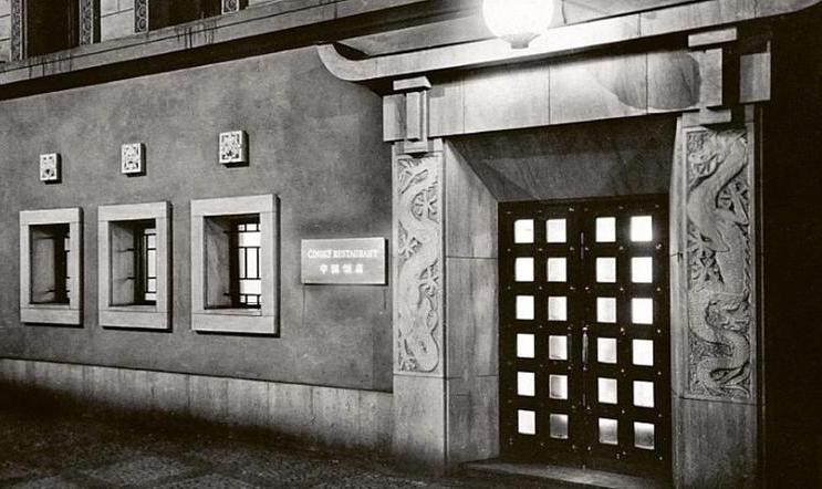 Budovu, ve které legendární restaurace sídlila, ve Vodičkově ulici dnes již nenajdete.