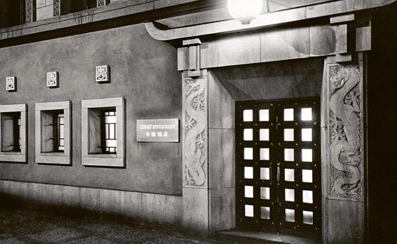 Budovu, ve které legendární restaurace sídlila, ve Vodičkově ulici dnes již nenajdete.