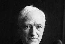 35 centimetrů vysoká a bezmála čtyřkilová socha zobrazuje řeckou bohyni vítězství Niké, která nad hlavou drží mělký pohár. Její výrobu zadal před vůbec prvním mistrovstvím světa ve fotbale francouzský šéf FIFA Jules Rimet (na snímku), po kterém také byla trofej pojmenována.