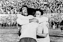 Zlatou Niké, jak se trofeji brzy začalo říkat, jako první získali v roce 1930 Uruguayci, kteří pořádali vůbec první “mundial” v historii a ve finále porazili Argentinu 4:2. Čechoslováci se tohoto turnaje nezúčastnili.