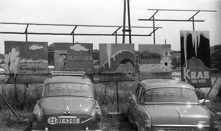 Letní výlet do Moravského Krasu ve škodovce. Typický obrázek zdaleka nejen socialistického Československa.