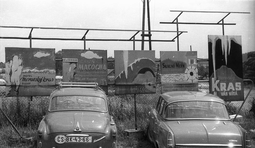 Letní výlet do Moravského Krasu ve škodovce. Typický obrázek zdaleka nejen socialistického Československa.