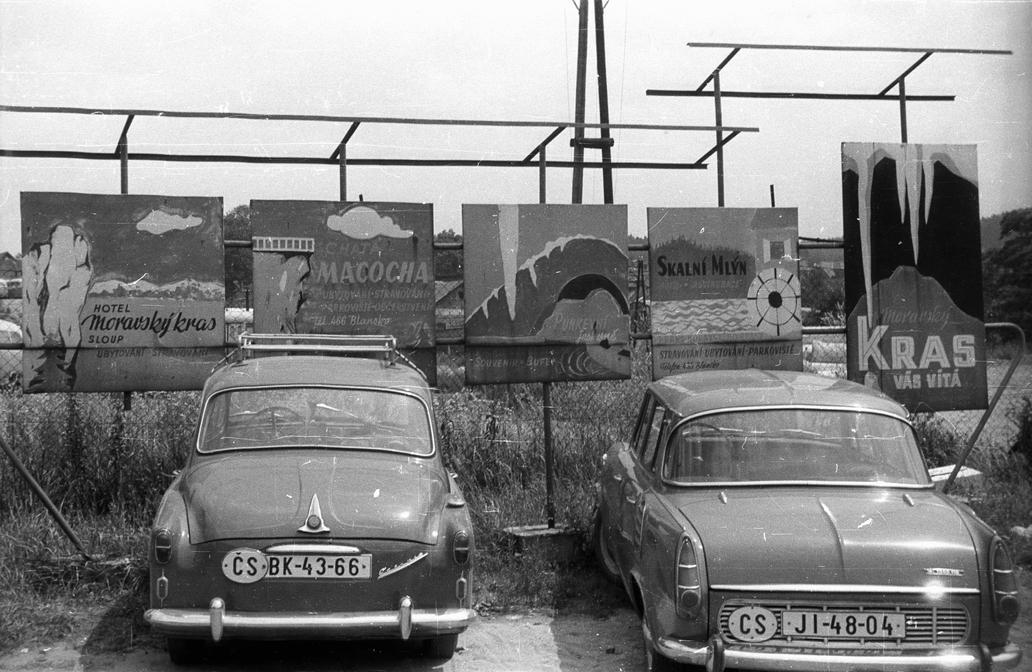 Letní výlet? Dost možná. Do Moravského krasu se i dnes vydává spousta lidí, takto to tam vypadalo někdy v roce 1970. Na parkovišti samozřejmě dvě škodovky: Octavia a o něco modernější 1000 MB.